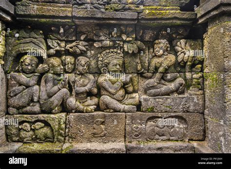  Borobudur Relief Panel -  섬세한 조각과 신비로운 불교 이야기의 융합!